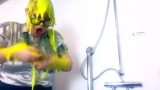 OMG! Mijn douche brak en squirt GUNGE helemaal over me heen?!