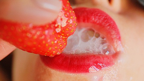 FRESAS CON SEMEN-CREAM. Una deliciosa historia de comida y esperma Fetish. CIM