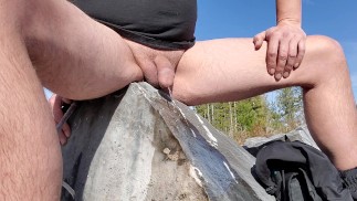 Писание на большой камень без штанов