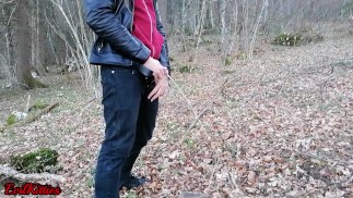 Сексуальный металлист писает в лесу