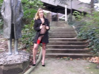 MAMAN PROSTITUEE QUI SE FAIT BAISER DANS LES CHIOTTES PUBLIQUES SANS CAPOTE