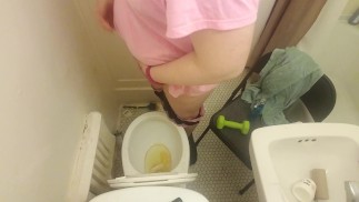 Кавайная транс девушка писает на руку