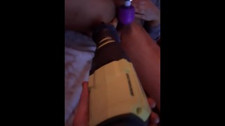 Sawzall-Dildo Laat Haar Over Het Bed Squirten