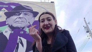 INHALAr 13 Gypsy Dolores fumar Fetish con murales de Leonard Cohen/ Montreal