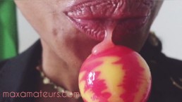 ЭКСТРЕМАЛЬНЫЙ ASMR: Любительская милфа ОЧЕНЬ влажная, небрежная хлюпающая сосущие LOLLIPOP работа