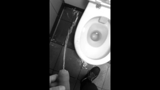 在公共厕所的地板上撒尿