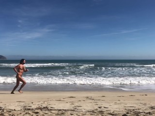 Corriendo Desnudo Por La Playa a Cámara Lenta