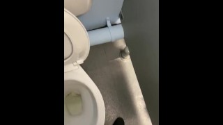 Mijar muito no banheiro do trabalho fica muito molhado