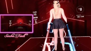 뜨거운 토플리스 게이머 소녀는 VR 비디오 게임을 한다