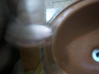 Gozando bem gostoso na pia