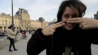 Susy Blue parpadeando frente al Louvre (Paris)