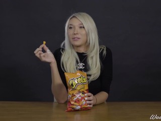 Порнозвезды едят: Обри Кейт Хрустит Cheetos