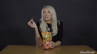 Porn Stars Comiendo: Aubrey Kate Crunches Cheetos