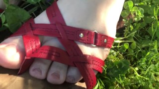 Sandali rossi sexy e madre natura - feticismo dei piedi