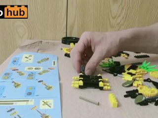 Building an awesome Lego bee while stuck at home because of the coronavirus