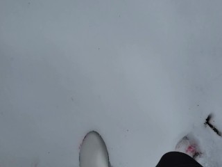 Топтание вишни на снегу