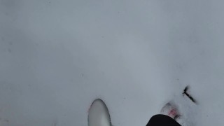 Ciliegie calpestate nella neve