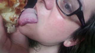 Garota trans lambe pizza como se fosse lamber seu pau gordo