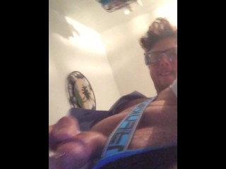 Hot Nerd Jock Mantém Mijo Longo Na Fetish Gear