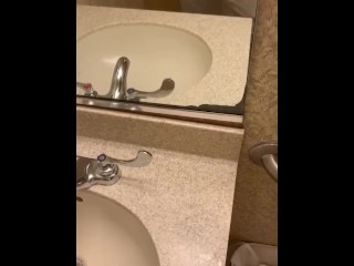 Tiener Pist En Speelt Met Zijn Lul in De Badkamer Op Het Werk