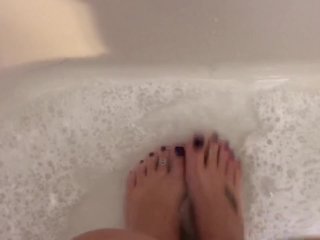 wet feet, milf, white toes, brunette