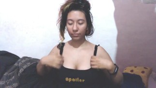 Е-девушка массирует голову и трясет грудью, они выскакивают..