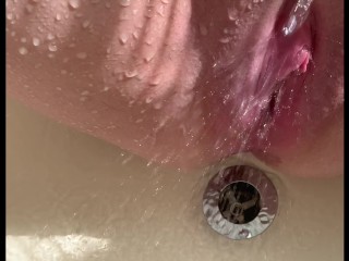 Tight Wet Pussy Girl Squirts in the Bathtub