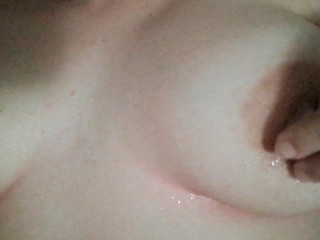 Chica traviesa juega con su cuerpo con_hielo