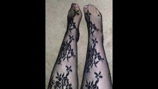Красивые фиолетовые пальцы на ногах в кружевах