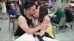 Sheri Taliani embrasse une fille égyptienne lors d’un casting