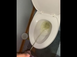 Teen Pissing a Casa (Seat down Request)