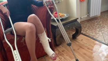 Girl in high heels and in cast , on crutches returns home from ...