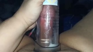 Chub asiático papi se masturba y Cums con una polla eléctrica / bomba de leche modificada.