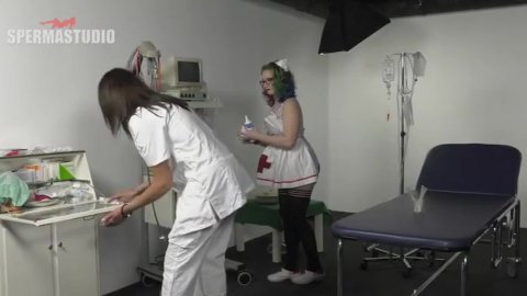 DACADA E LINDA LUSH, enfermeiras brincam