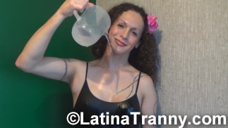 Никки Монтеро моет большой черный член и сосет его