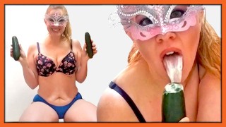 Mega Slut pronkt met haar komkommers