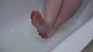 Una signora matura si lava le gambe. feticismo del piede