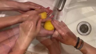 DE BERUCHTE CITROENHOARDER ZEEPFILM - Met: Een citroengeurde orgie