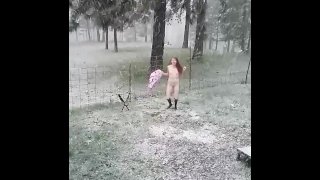 Sneak Peak Nackte Rothaarige Spielt Im Schnee