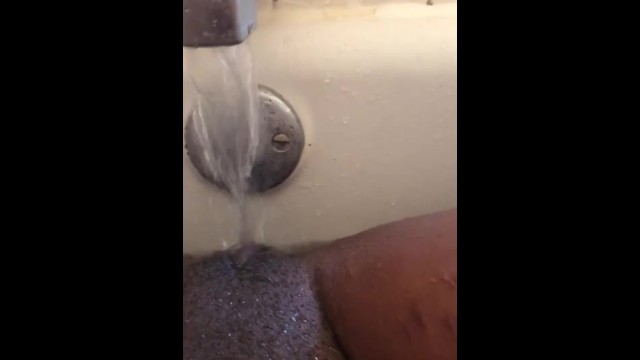 Мастурбация без рук с краном для ванны ;)