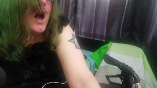 Chica trans gótica en vestido de muñeca frilly se masturba a través de la ropa 4K