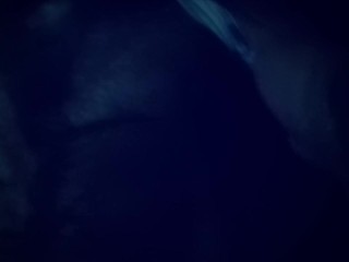 Поглаживание смазанного маслом члена в темноте