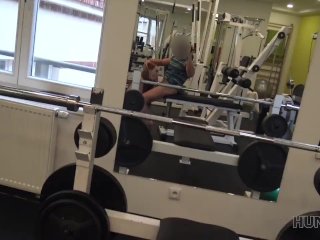 HUNT4K. Naiver Fitness-Hase hatSex mit reichen Männern