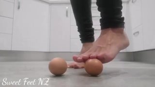 Esmagamento de ovos para satisfazer seu pé Fetish