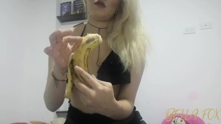 Bella volpe succhia una deliziosa banana