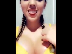 Chica sexi enseña su hermoso cuerpo 