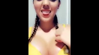 Chica sexi enseña su hermoso cuerpo