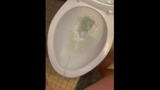 半夜像男人一样站起来撒尿