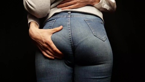 fille sexy avec un gros cul en jean serré