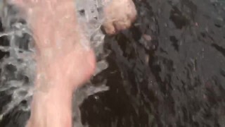Blote voeten buiten in de Rain - Fetish 